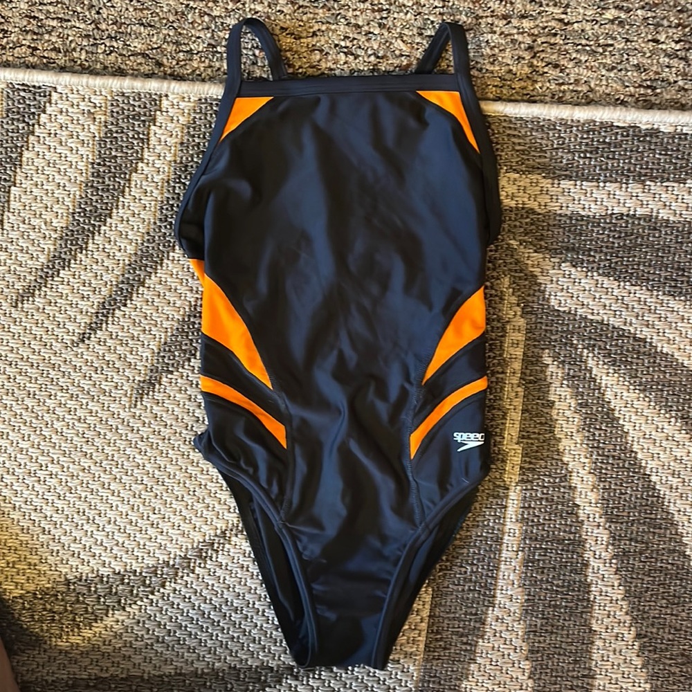 Speedo women’s one piece swimsuit. Never worn